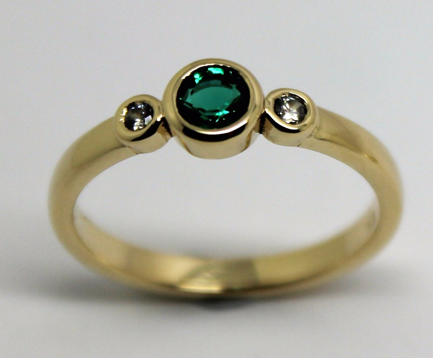 Size M Genuine 9ct 9kt Yellow, Rose or White Gold Trilogy & Emerald Ring