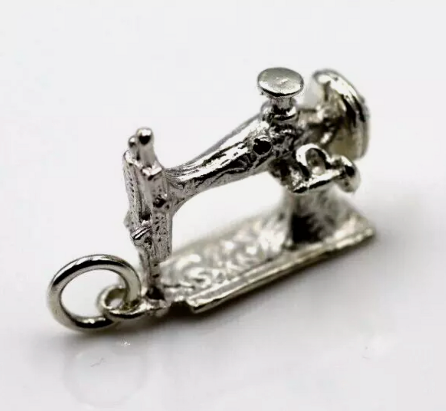Kaedesigns 9ct Yellow, Rose or White Gold Sewing Machine Charm Pendant
