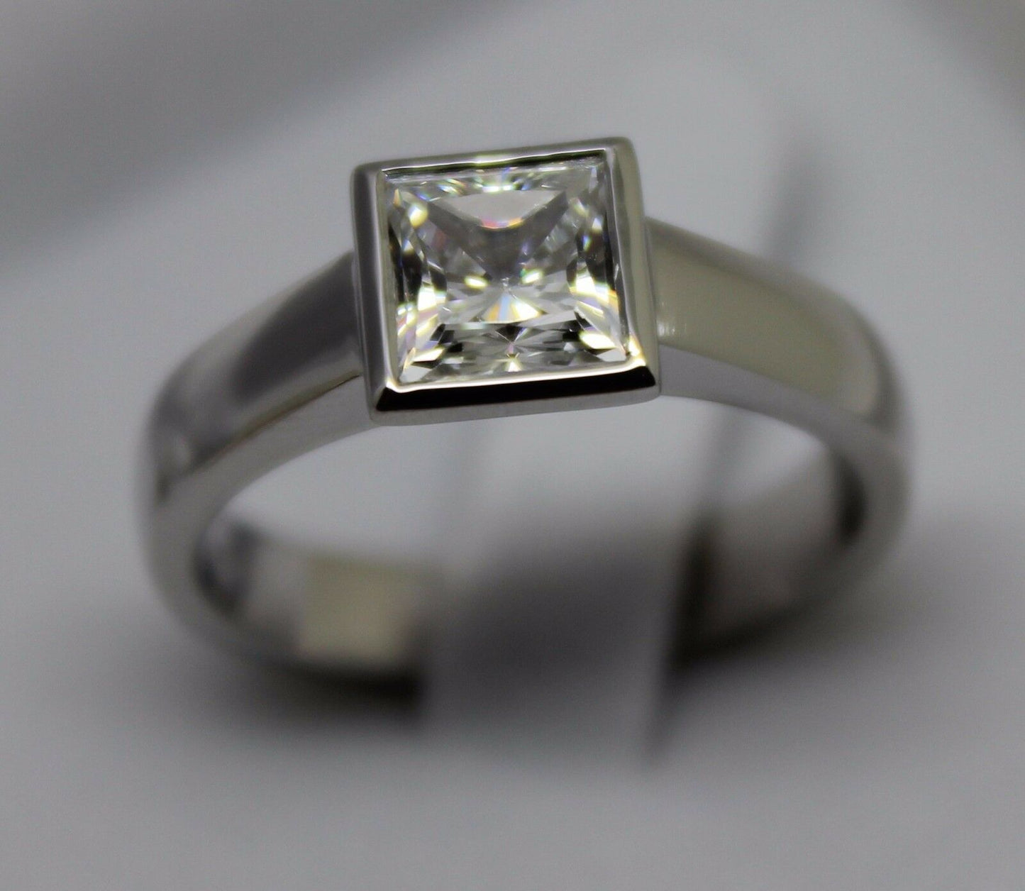 Genuine 9ct 375 Solid White Gold Heavy Solid Princess Cut Ring Size 9