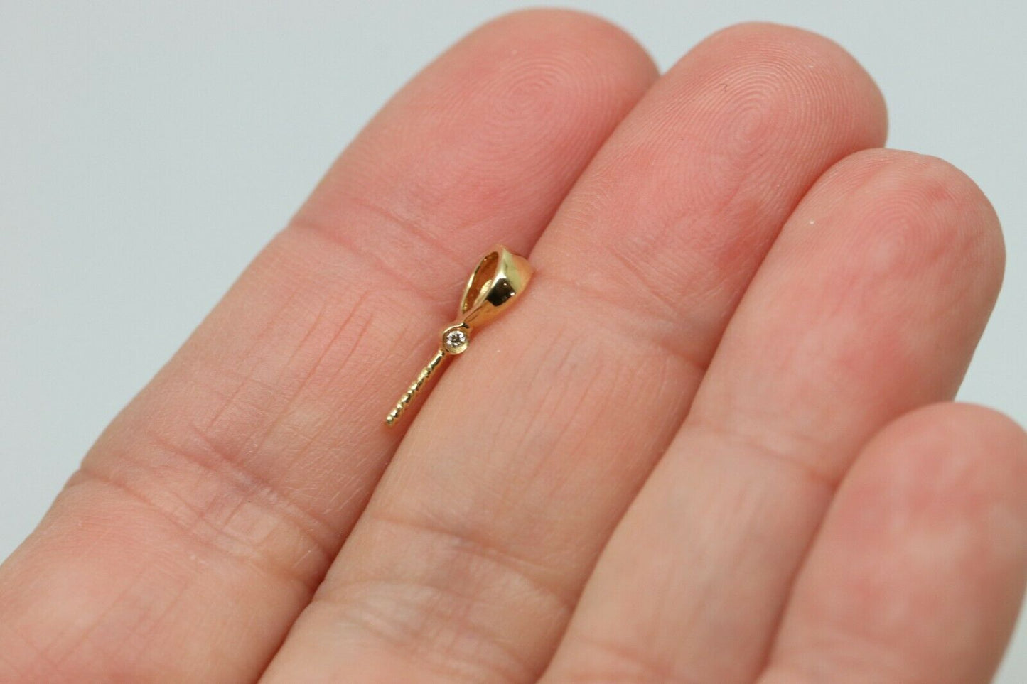 18ct Yellow Gold or 18ct White Gold Polished Bail For Pearl 1 bezel diamond 1 RBC=0.006ct TDW.