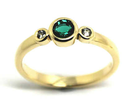 Size M Genuine 9ct 9kt Yellow, Rose or White Gold Trilogy & Emerald Ring