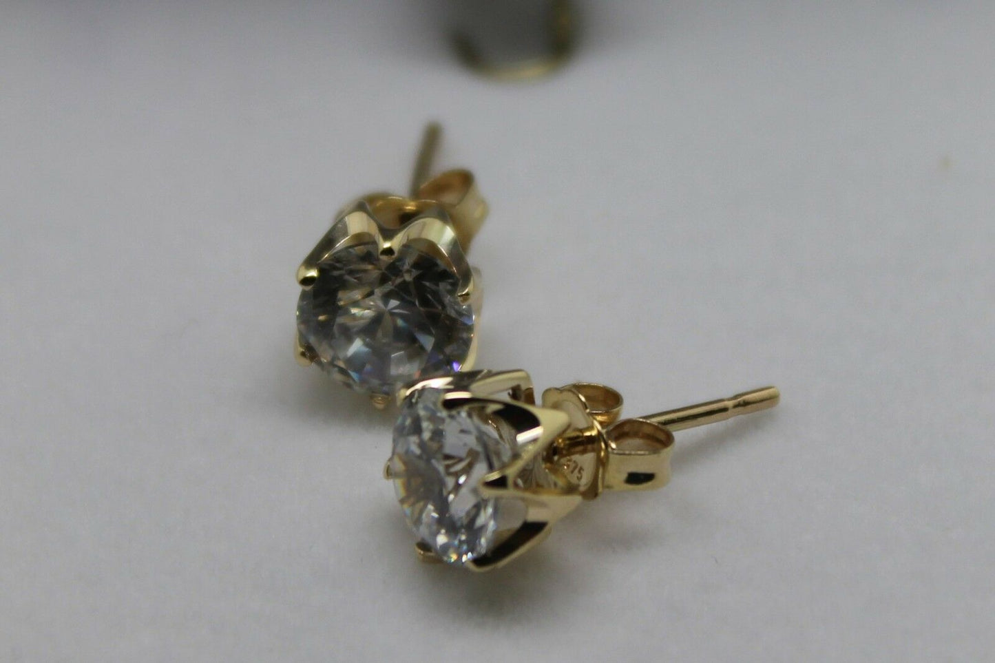 Genuine New 9ct Yellow Gold Claw-Set Round 7mm Stud Earrings