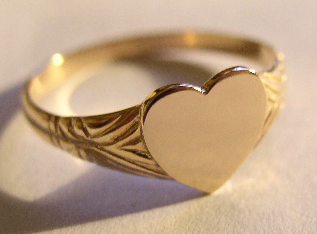 Size M Kaedesigns Solid Genuine New 9ct 9kt Yellow, Rose or White Gold Heart Signet Ring