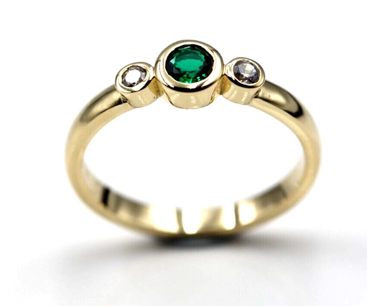 Size O Genuine 9ct 9kt Yellow, Rose or White Gold Trilogy & Emerald Ring