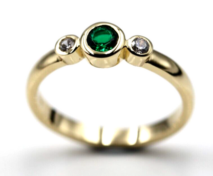 Size O Genuine 9ct 9kt Yellow, Rose or White Gold Trilogy & Emerald Ring